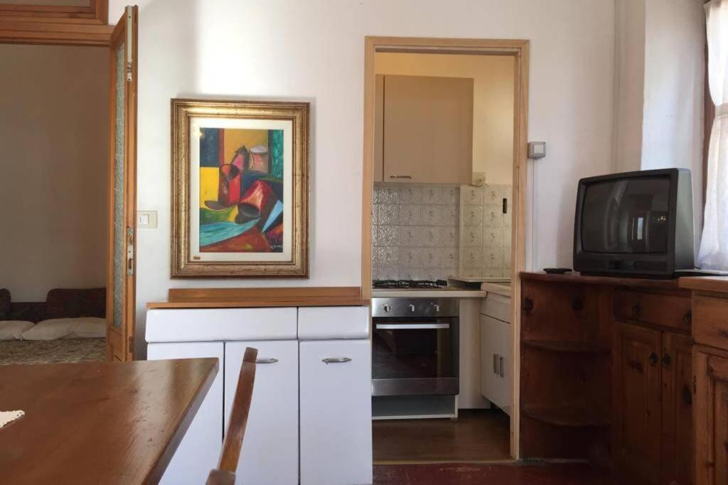 Nel Set Di Piccolo Mondo Antico Villa Viola Valsolda Buitenkant foto